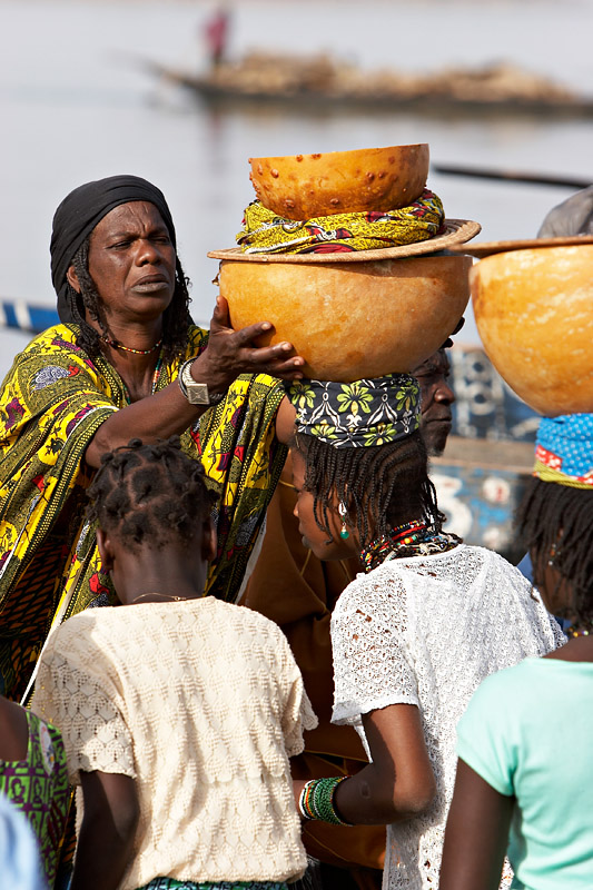 25   Peul women returning from the market   Segou
